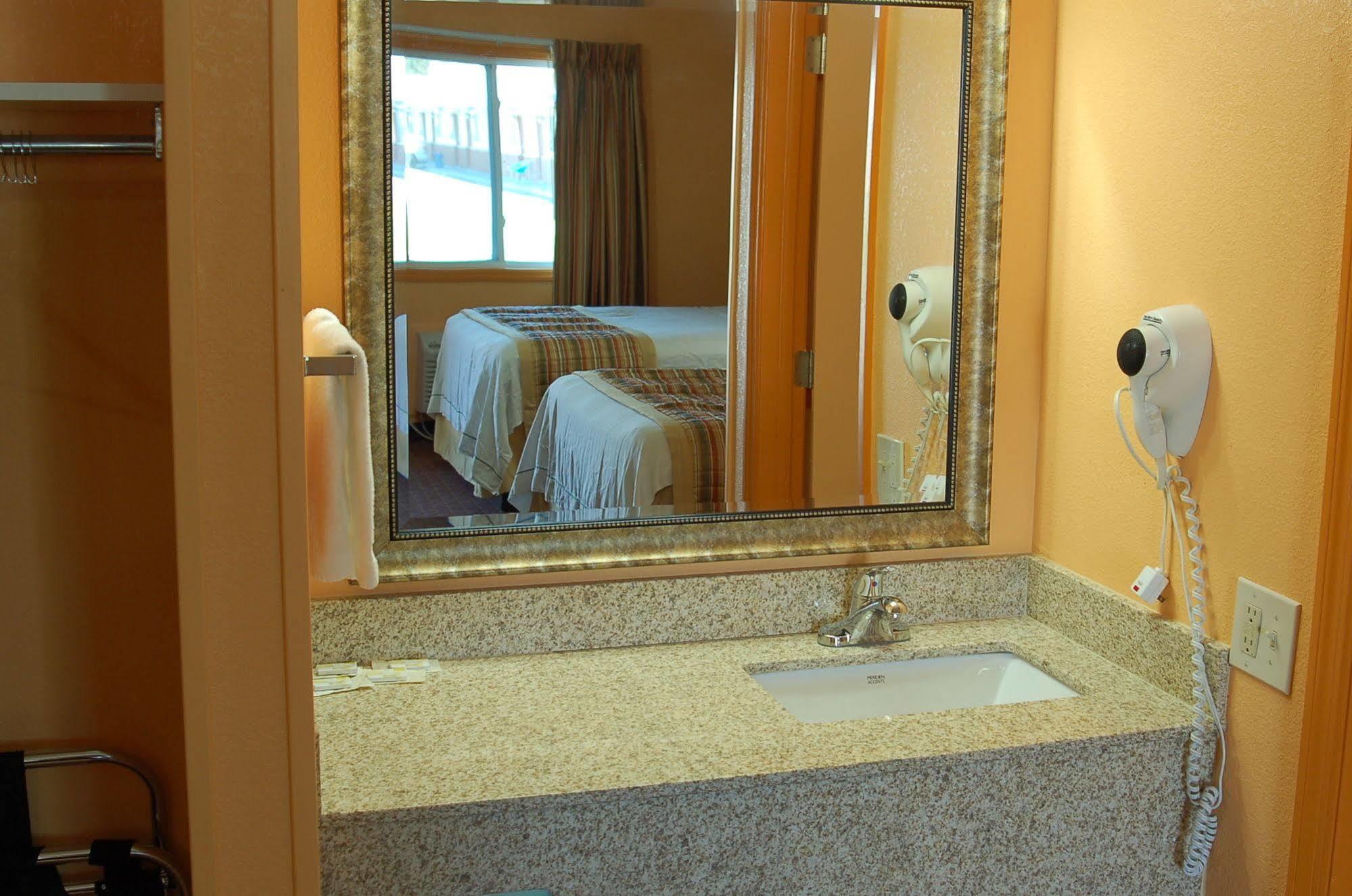 Blue Sky Inn Glens Falls-Saratoga-Lake George Bagian luar foto
