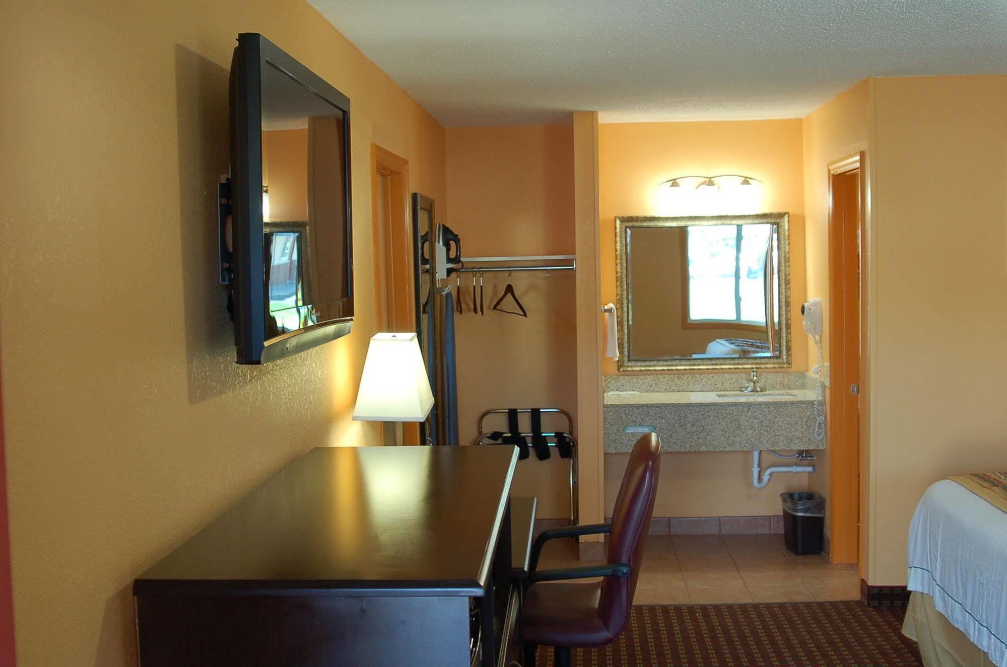 Blue Sky Inn Glens Falls-Saratoga-Lake George Bagian luar foto